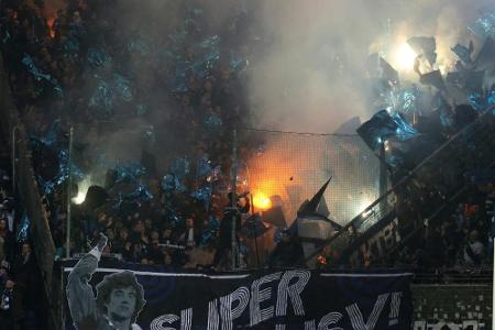 Ausnahmegenehmigung: HSV darf kontrolliert Pyrotechnik abbrennen Ausnahmegenehmigung: HSV darf kontrolliert Pyrotechnik abbrennen