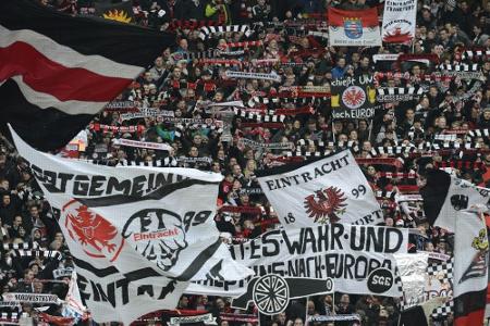 Von Polizisten über Bande gestoßen: Eintracht-Fan erhält Schmerzensgeld Von Polizisten über Bande gestoßen: Eintracht-Fan erhält Schmerzensgeld