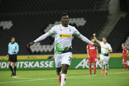 In trostloser Atmosphäre: Gladbach gewinnt erstes Geisterspiel der Bundesliga In trostloser Atmosphäre: Gladbach gewinnt erstes Geisterspiel der Bundesliga