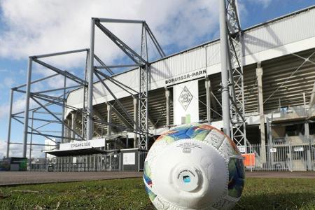 Ausgeschlossene Fans feiern Gladbach bei Ankunft Ausgeschlossene Fans feiern Gladbach bei Ankunft