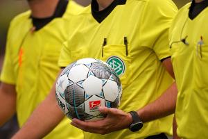 Vom DFB beauftragte Umfrage: Große Mehrheit für konsequentes Schiedsrichter-Vorgehen