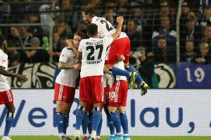 HSV klettert auf Platz eins - Pyro-Premiere im Volkspark