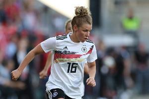 "StayAtHome"-Challenge: Nationalspielerin Dallmann jongliert mit Klopapier