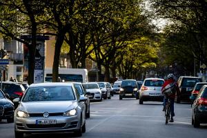 Fußball-Reporter Hunke kommentiert Straßenverkehr: "Radfahrer ohne Gegendruck!"
