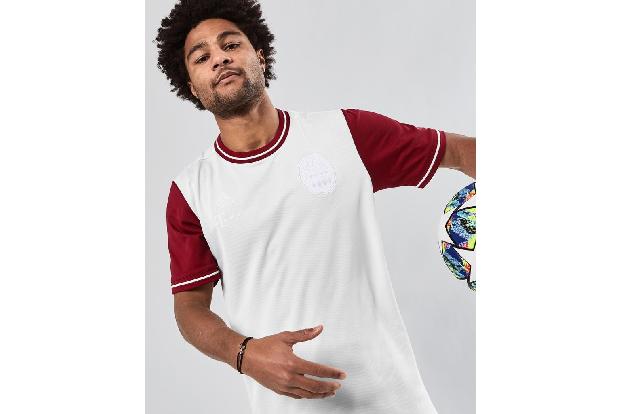 Zum 120. Geburtstag des deutschen Rekordmeisters gibt es ein Sonder-Trikot, das größtenteils in weiß gehalten und mit dem al...