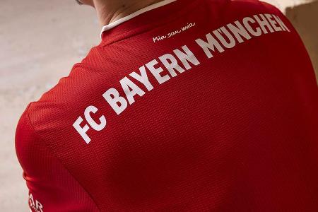 Weiß sind lediglich die Werbeaufdrucke, der Kragen und der 'Mia san Mia'-Schriftzug im Nacken sowie die drei Adidas-Streifen...