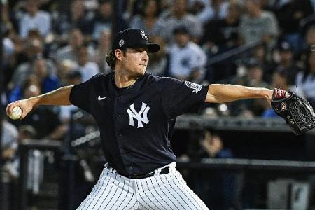 Schutzkleidung statt MLB-Trikots: US-Unternehmen stellt Produktion um Schutzkleidung statt MLB-Trikots: US-Unternehmen stellt Produktion um