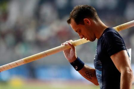 Stabhochsprung im eigenen Garten: Lavillenie überspringt 5,61 m Stabhochsprung im eigenen Garten: Lavillenie überspringt 5,61 m