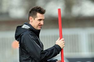 Bild: Klose bei Bayern als Co-Trainer von Flick im Gespräch