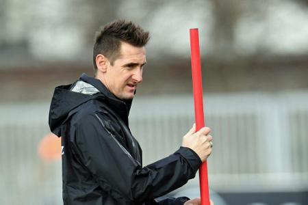 Bild: Klose bei Bayern als Co-Trainer von Flick im Gespräch Bild: Klose bei Bayern als Co-Trainer von Flick im Gespräch