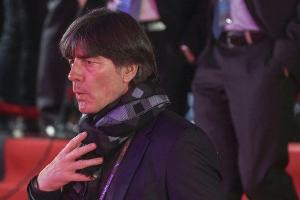 Löw wirbt für Maskenpflicht