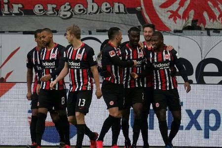 Eintracht-Profis in Kleingruppen zurück auf dem Platz Eintracht-Profis in Kleingruppen zurück auf dem Platz