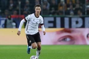 Nationalspieler Koch hilft beim Einkauf