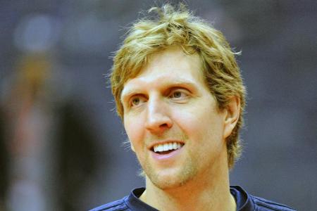 Nowitzki spielt Uno mit Weggefährten: Nowitzki spielt Uno mit Weggefährten: