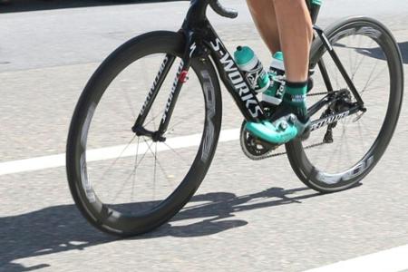 Erstes deutsches Radrennen nach Corona-Pause: 40 Fahrer auf dem Sachsenring Erstes deutsches Radrennen nach Corona-Pause: 40 Fahrer auf dem Sachsenring