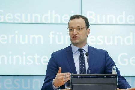 Nach Kabinen-Video: Spahn begrüßt Kalou-Suspendierung Nach Kabinen-Video: Spahn begrüßt Kalou-Suspendierung