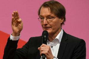 SPD-Politiker Lauterbach kritisiert "schizophrene" Verhaltensregeln für Fußballprofis