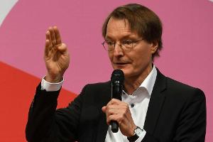 SPD-Politiker Lauterbach kritisiert Bundesliga-Öffnung:  "Signal ist fatal"