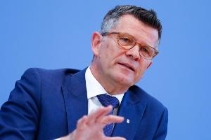 Ethiker Dabrock hält Bundesliga-Neustart für "unverantwortlich" und "verheerend"