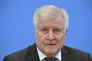 Innenminister Seehofer befürwortet Bundesliga-Restart im Mai