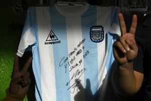 Maradona spendiert signiertes Trikot