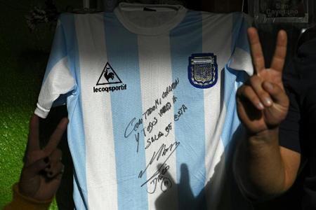 Maradona spendiert signiertes Trikot Maradona spendiert signiertes Trikot