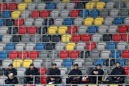 Polizei Sachsen: Fußball-Bundesliga schafft neue Infektionsherde und gefährdet Einsatzkräfte Polizei Sachsen: Fußball-Bundesliga schafft neue Infektionsherde und gefährdet Einsatzkräfte