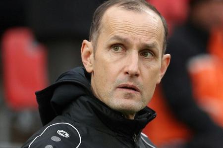 Herrlich sieht von Tribüne späte Augsburg-Niederlage Herrlich sieht von Tribüne späte Augsburg-Niederlage