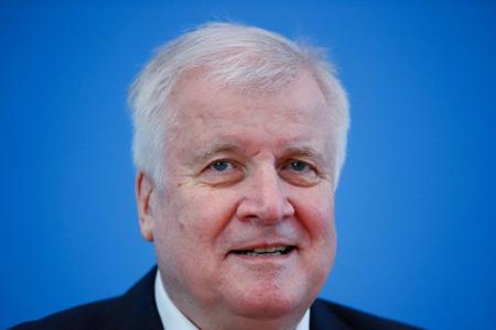 Seehofer lobt Fußball nach Bundesliga-Neustart Seehofer lobt Fußball nach Bundesliga-Neustart