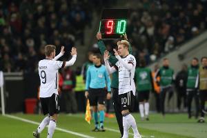 IFAB erlaubt fünf Auswechslungen pro Spiel - VAR darf ausgesetzt werden