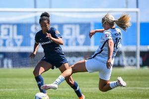 Turnierstart in der NWSL: Spielerinnen gehen auf die Knie