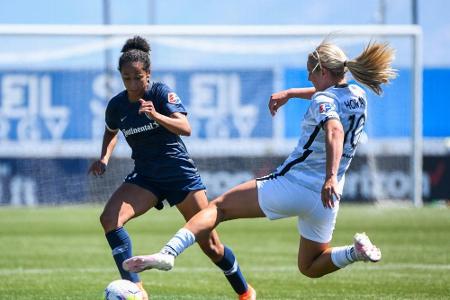 Turnierstart in der NWSL: Spielerinnen gehen auf die Knie Turnierstart in der NWSL: Spielerinnen gehen auf die Knie