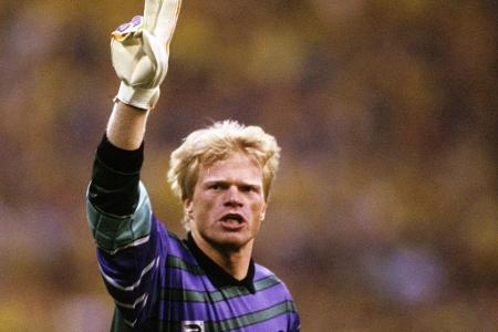 Bereits 1993 wurde Kahn, damals noch im Dress des Karlsruher SC, Opfer eines Wurfgeschosses. Im Pokalspiel gegen Borussia Mö...