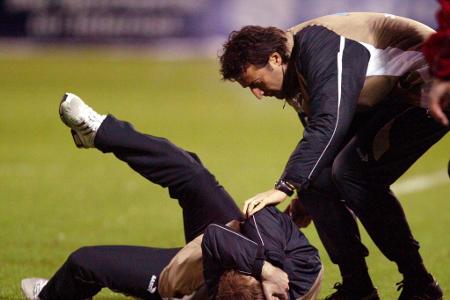 Bei der Partie Erzgebirge Aue gegen Energie Cottbus wurde Gäste-Trainer Petrik Sander verletzt. Dieser erlitt nach einem Böl...