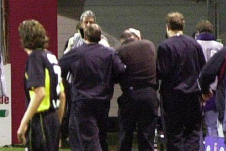 Während der Partie Alemannia Aachen gegen den 1. FC Nürnberg wurde Club-Coach Wolfgang Wolf von einem Nagel getroffen und mu...