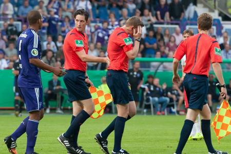 Im Pokalspiel zwischen Osnabrück und RB Leipzig wird Referee Martin Petersen von einem Feuerzeug am Kopf getroffen. Der Schi...