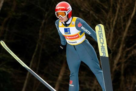 Skispringerinnen feiern in Oberstdorf WM-Premiere auf der Großschanze Skispringerinnen feiern in Oberstdorf WM-Premiere auf der Großschanze