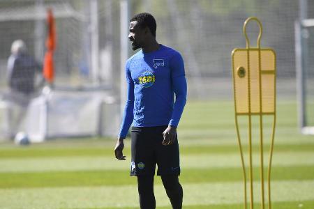 Der 34-Jährige von Hertha BSC zeigte in einem Facebook-Video, wie er auf dem Vereinsgelände und in der Kabine einige Mitspie...