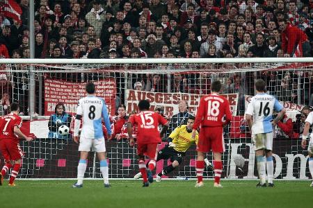 Knapp ein Jahr später kommt es in der Arena zum Derby zwischen dem FC Bayern und 1860 München. Dabei entwickelt sich im Rahm...