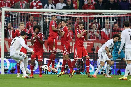 In der Folgesaison scheitern die Bayern im Halbfinale an Real Madrid. Nach dem 0:1 im Hinspiel gehen die Münchner vor heimis...