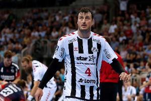 THW Kiel schmückt Rathausbalkon in Vereinsfahnen