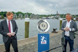 Handball: Schwenker überreicht die Meisterschale an Kiel