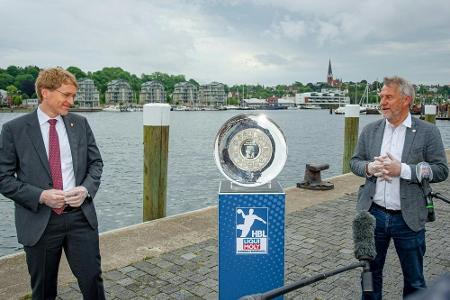 Handball: Schwenker überreicht die Meisterschale an Kiel Handball: Schwenker überreicht die Meisterschale an Kiel