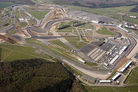 Schauplätze des Rennens in seiner langen Geschichte sind der Aintree Motor Racing Circuit (fünf Rennen), Brands Hatch (12) u...
