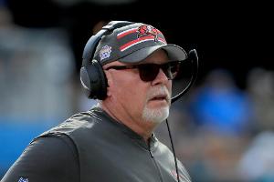 "Risikopatient" Arians: Brady-Coach trägt Gesichtsmaske und -schild