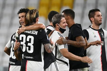 Juve-Tifosi feiern zurückhaltend den Scudetto Juve-Tifosi feiern zurückhaltend den Scudetto
