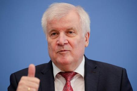 Seehofer unterstützt Zuschauer-Rückkehr ab Herbst Seehofer unterstützt Zuschauer-Rückkehr ab Herbst