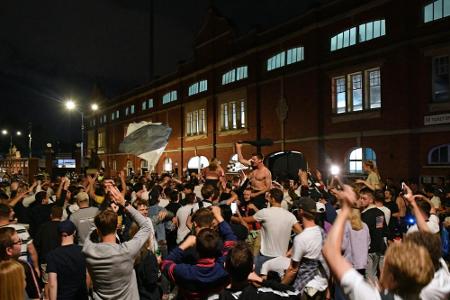 Aufstiegsfeier: Fulham-Fans ignorieren Coronaregeln Aufstiegsfeier: Fulham-Fans ignorieren Coronaregeln