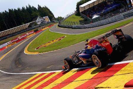 Die legendärste Kurve der Strecke ist die Eau Rouge. Früher war sie für die Piloten eine echte Mutprobe, heute kann die Pass...