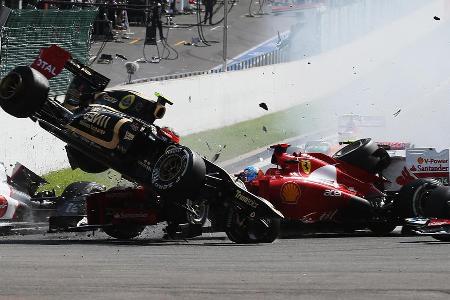 2012 regiert beim Start ebenfalls das Chaos. Ein völlig übermotivierter Romain Grosjean rast viel zu schnell in die erste Ku...